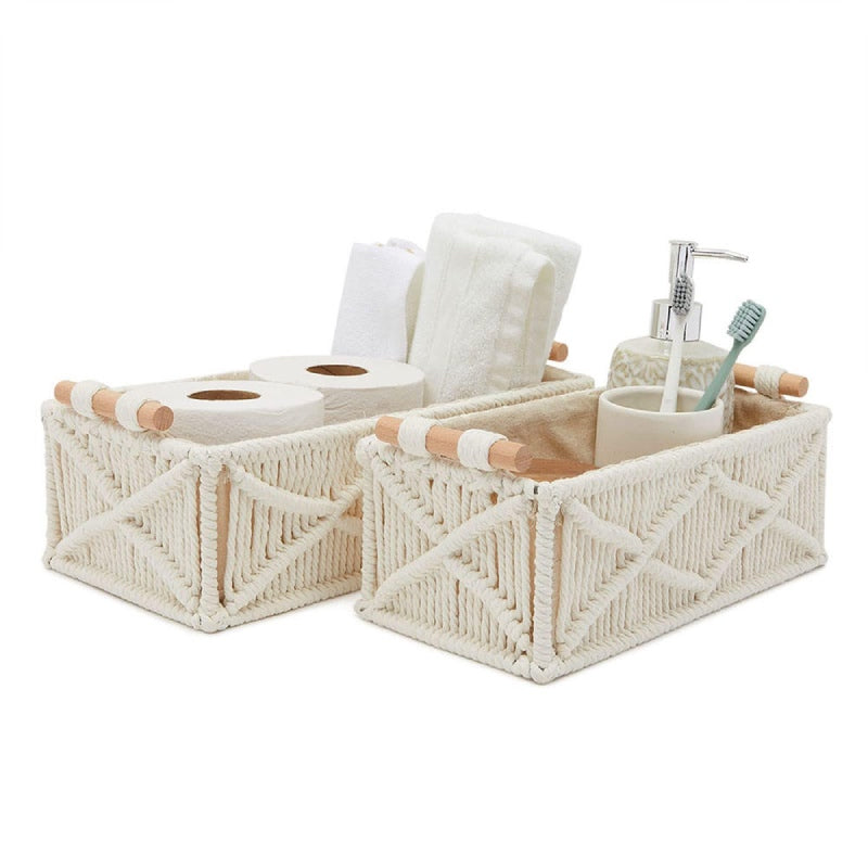 Accessoire-panier-rangement-salle-de-bain-fond-blanc-avec-produits-hygiene