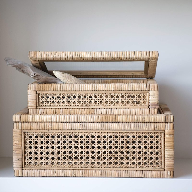 Boite-et-panier-rangement-salle-de-bain-taille-S-M-empiles-avec-morceaux-de-bois