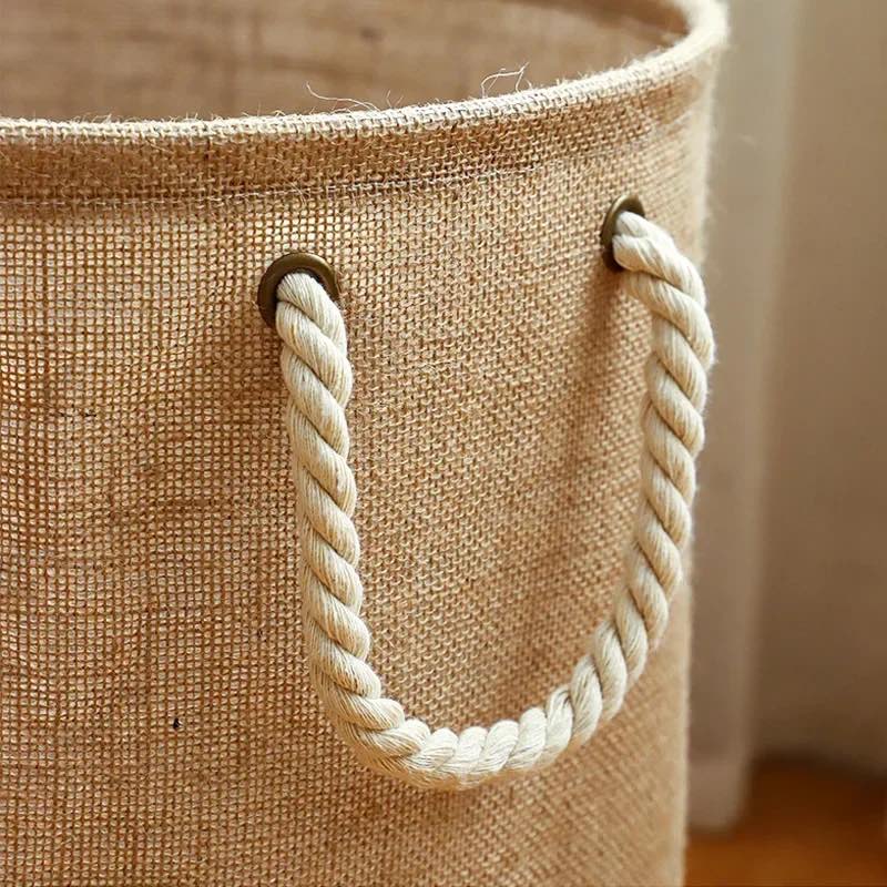 Grand-panier-de-rangement-tissu-gros-plan-lanieres