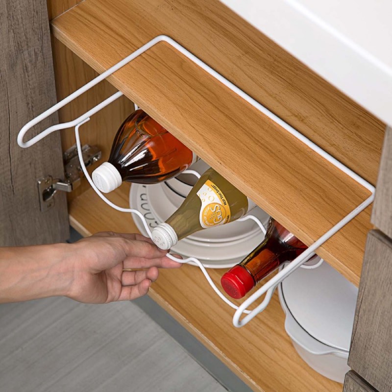 Range-bouteille-placard-avec-bouteilles-dans-placard-cuisine-main