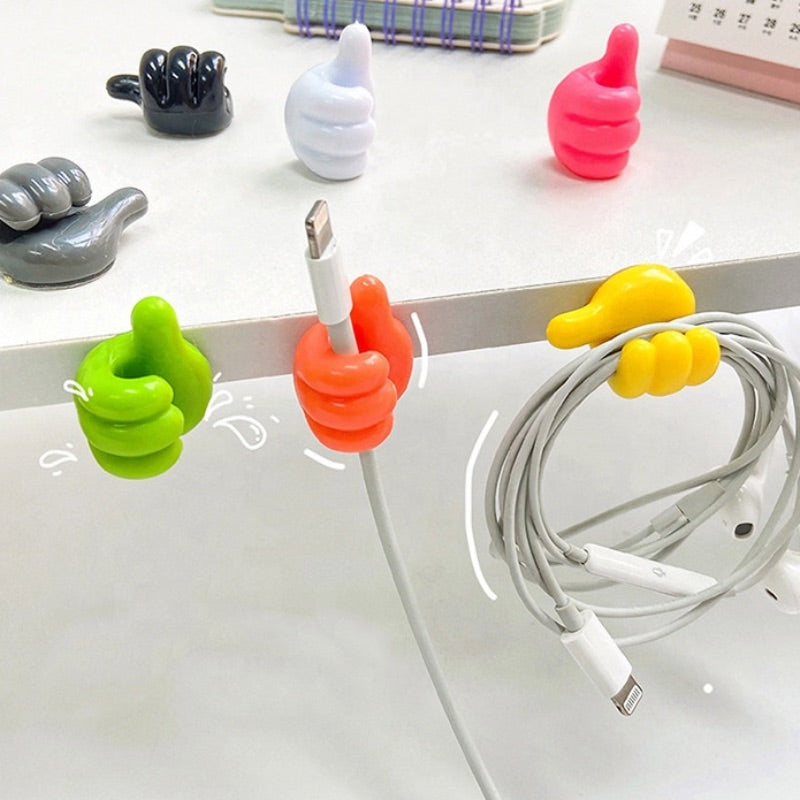 Range-cables-sous-bureau-avec-cable-enroule