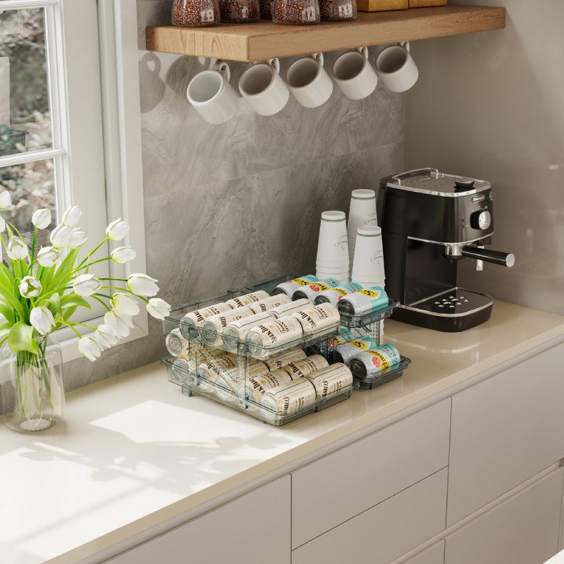 Rangement-canette-frigo-avec-canettes-rangees-sur-plan-de-travail-cuisine