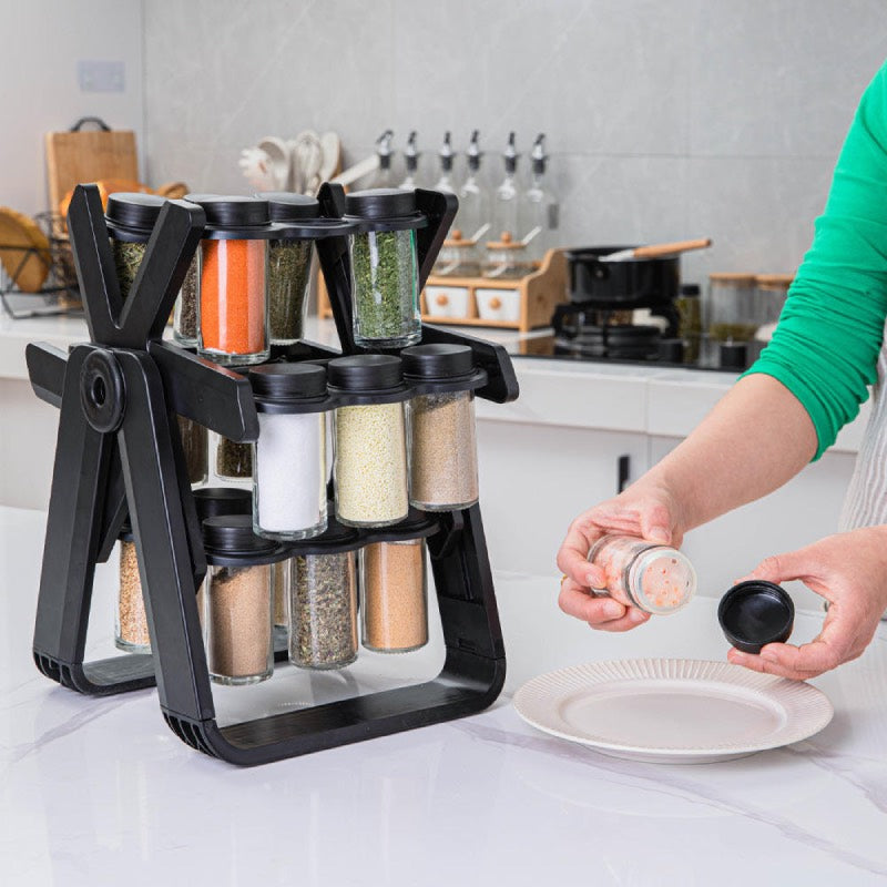 Rangement-epices-sur-table-cuisine-avec-femme-ouvrant-un-pot