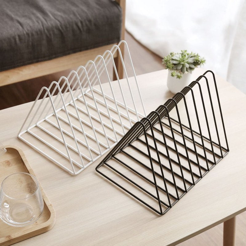 Rangement-livre-horizontal-blanc-et-noir-vides-sur-table-basse