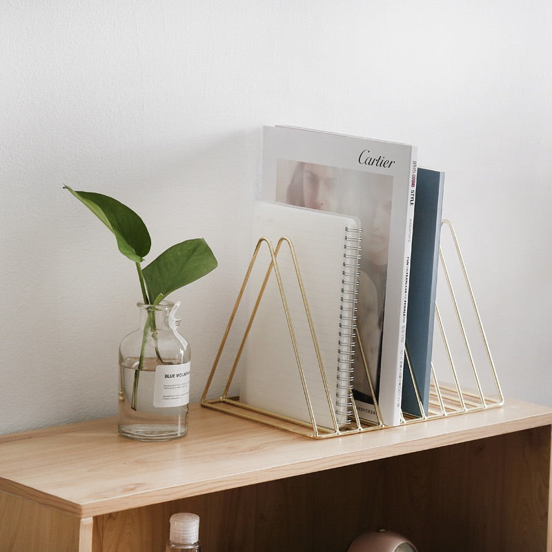 Rangement-livre-horizontal-dore-sur-commode-avec-livres