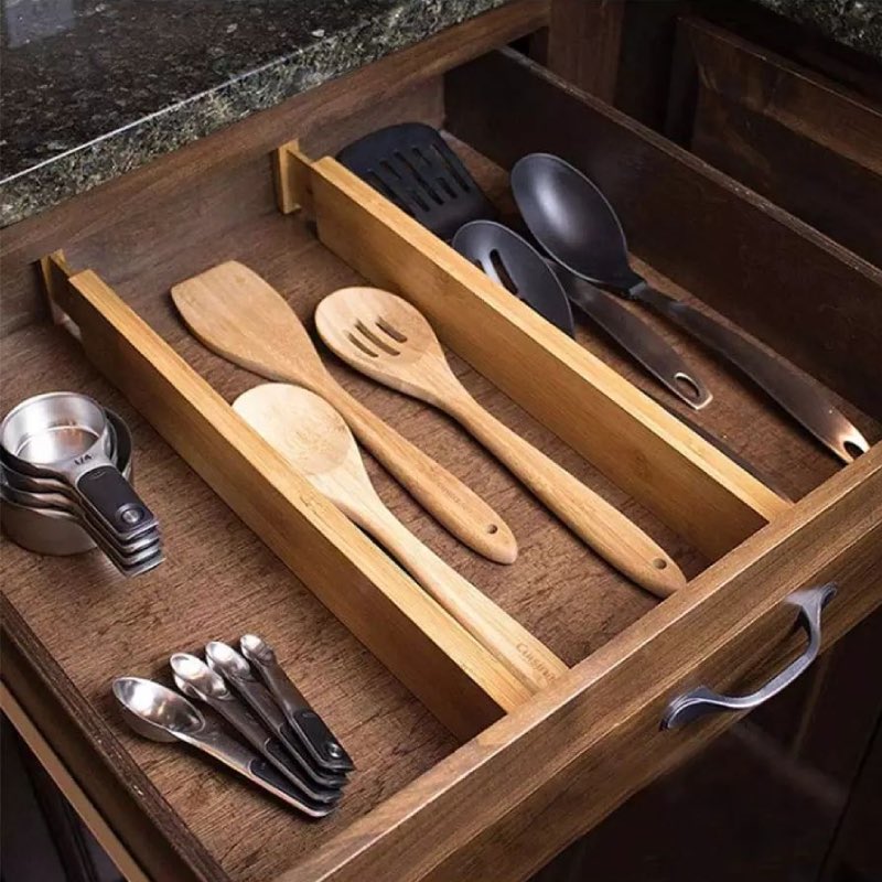 Deux-rangement-tiroir-cuisine-bois-avec-ustensiles-cuisine-tiroir-ouvert