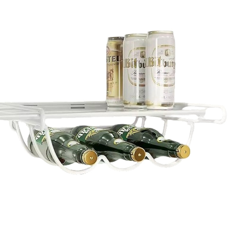 Organisateur-bouteille-frigo-suspendu-avec-bieres-dans-frigo-fond-blanc