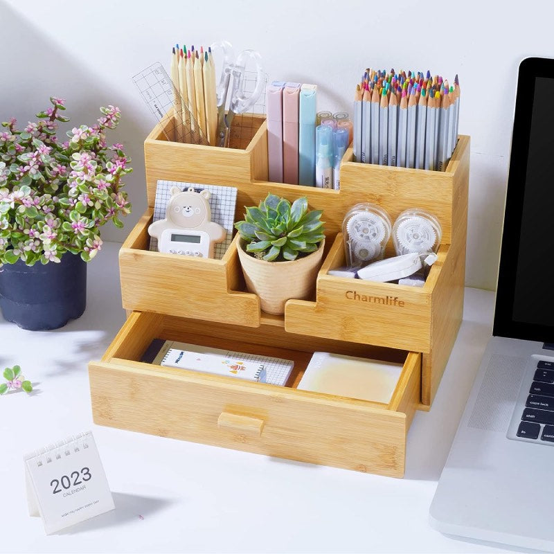 Organisateur-de-bureau-bois-avec-accessoires-sur-bureau