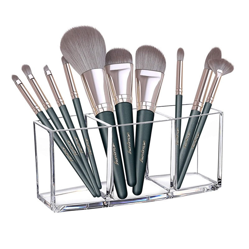 Organisateur-de-maquillage-en-plastique-avec-pinceaux-fond-blanc