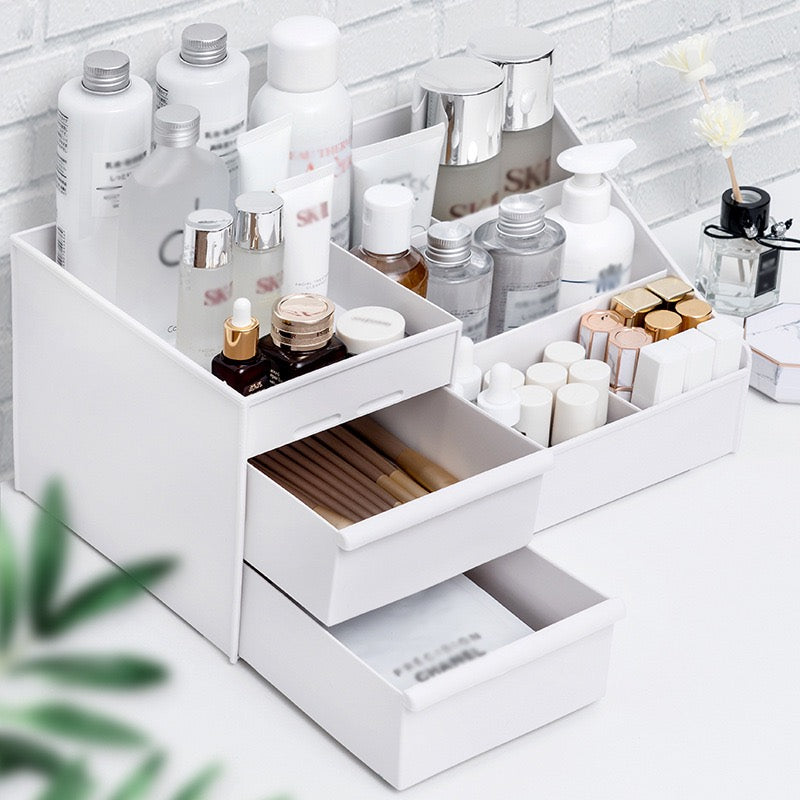 Organisateur-maquillage-blanc-avec-produits-soin-tiroirs-ouverts