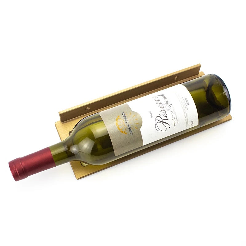 Organisateur-ustensile-cuisine-dore-avec-bouteille-fond-blanc
