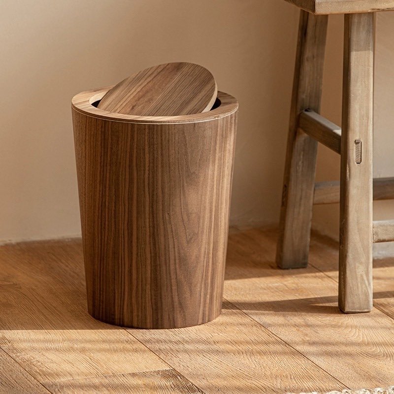 Panier-de-rangement-avec-couvercle-en-bois-marron-au-sol