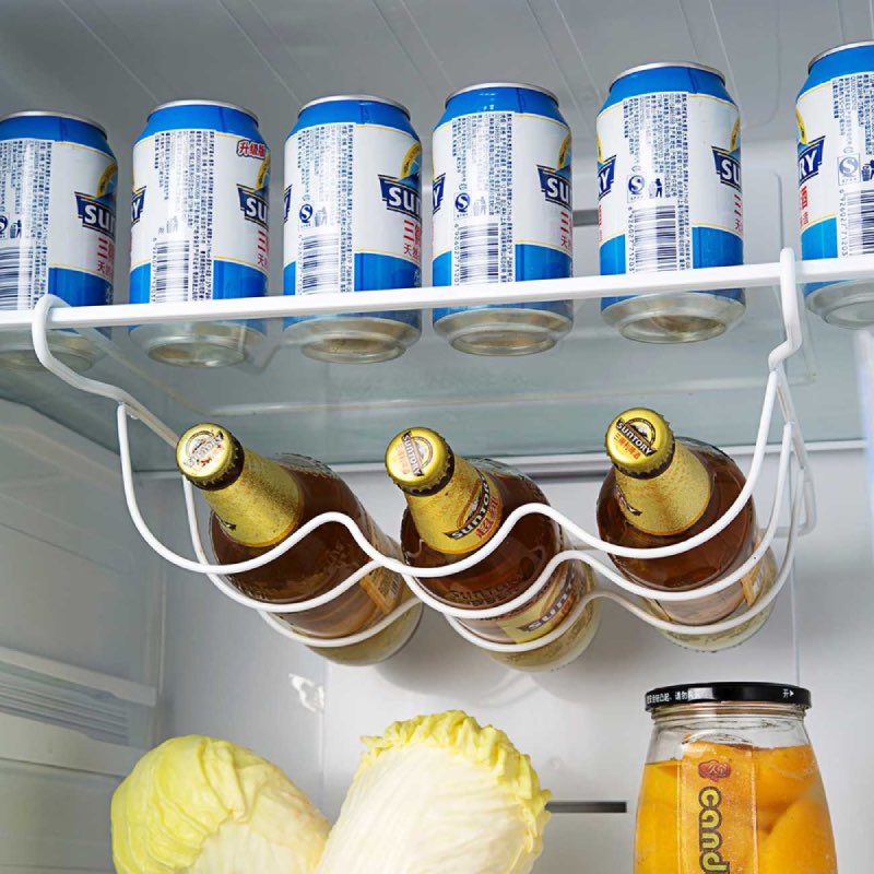 Range-bouteille-placard-avec-bouteilles-biere-canettes-dans-frigo