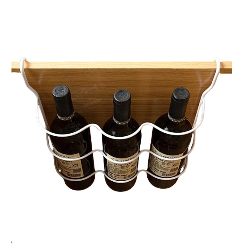 Range-bouteille-placard-avec-bouteilles-sur-etagere-avec-verres-fond-blanc