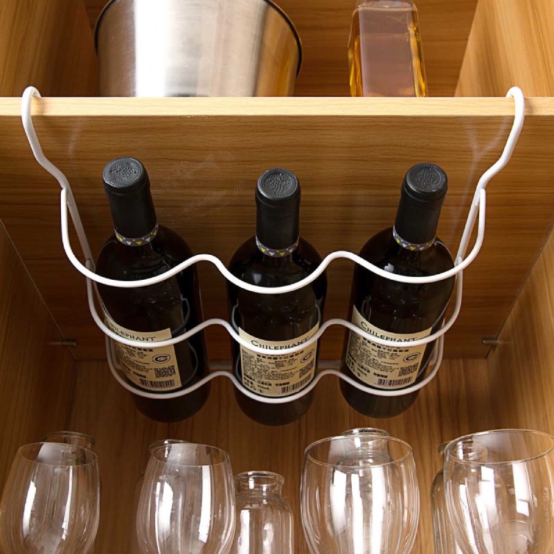 Range-bouteille-placard-avec-bouteilles-sur-etagere-avec-verres