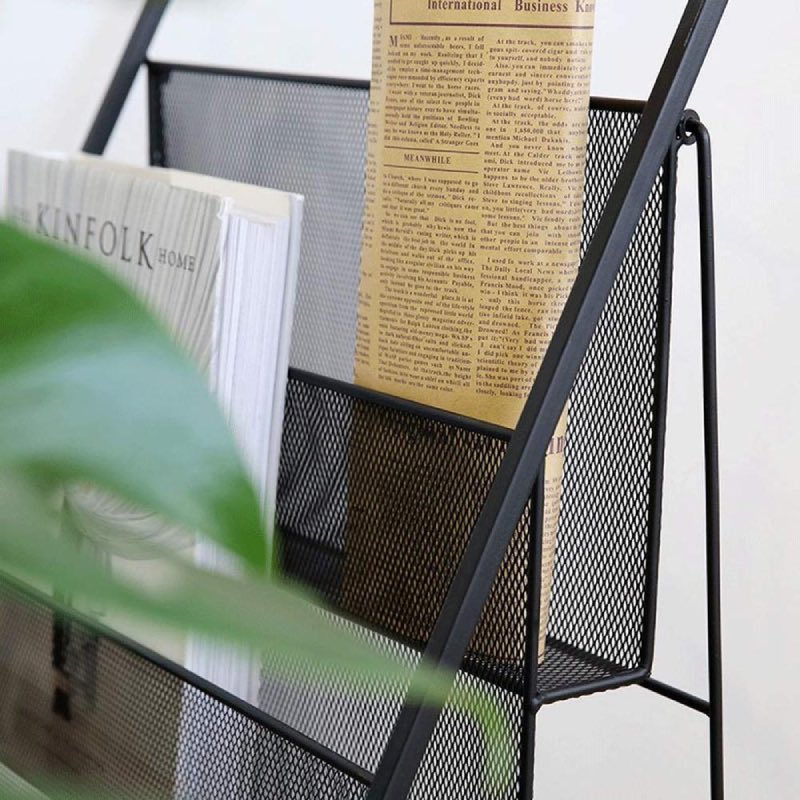 Range-document-bureau-metal-noir-gros-plan-cote