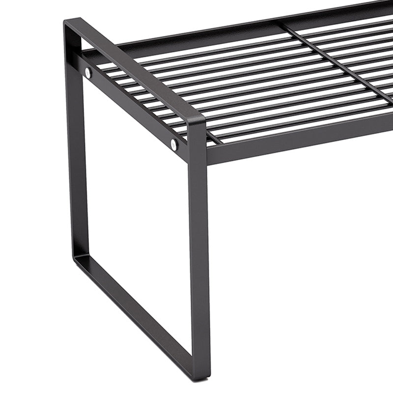 Rangement-interieur-placard-cuisine-noir-gros-plan-pied-produit