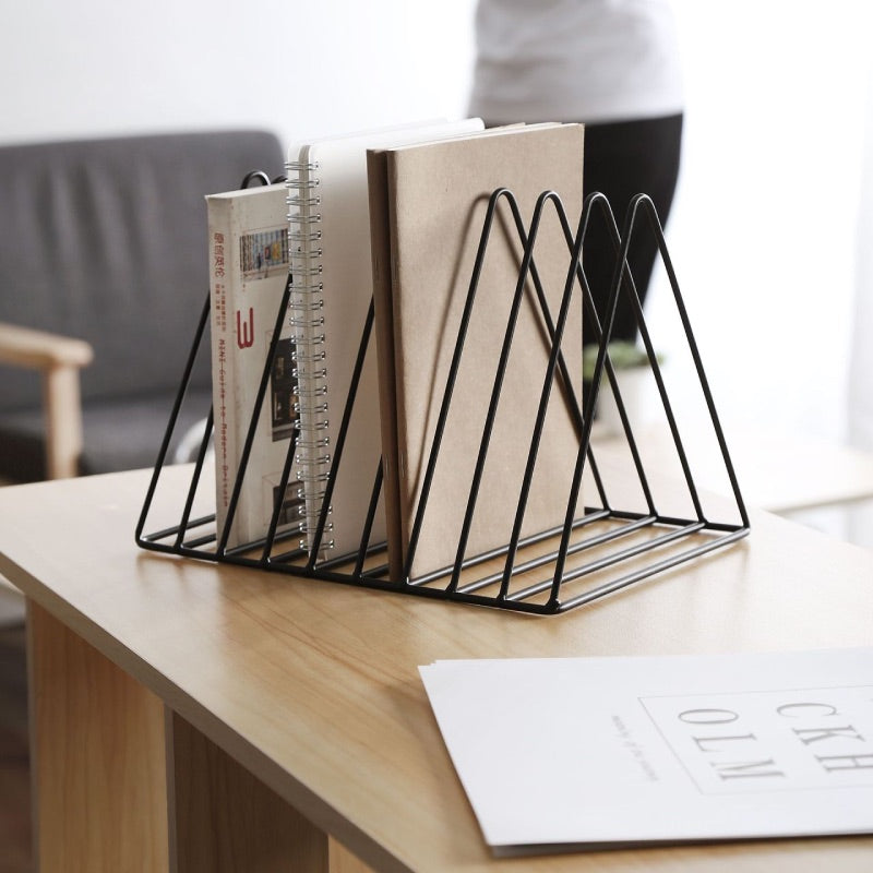 Rangement-livre-horizontal-noir-sur-table-avec-livres