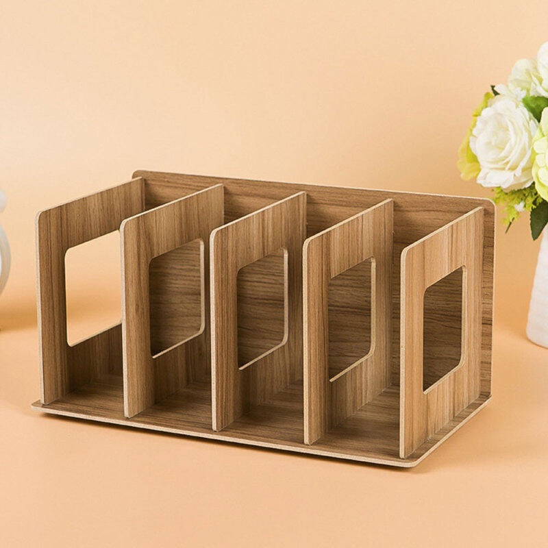 organisateur-de-bureau-papier-bois-sur-fond-orange